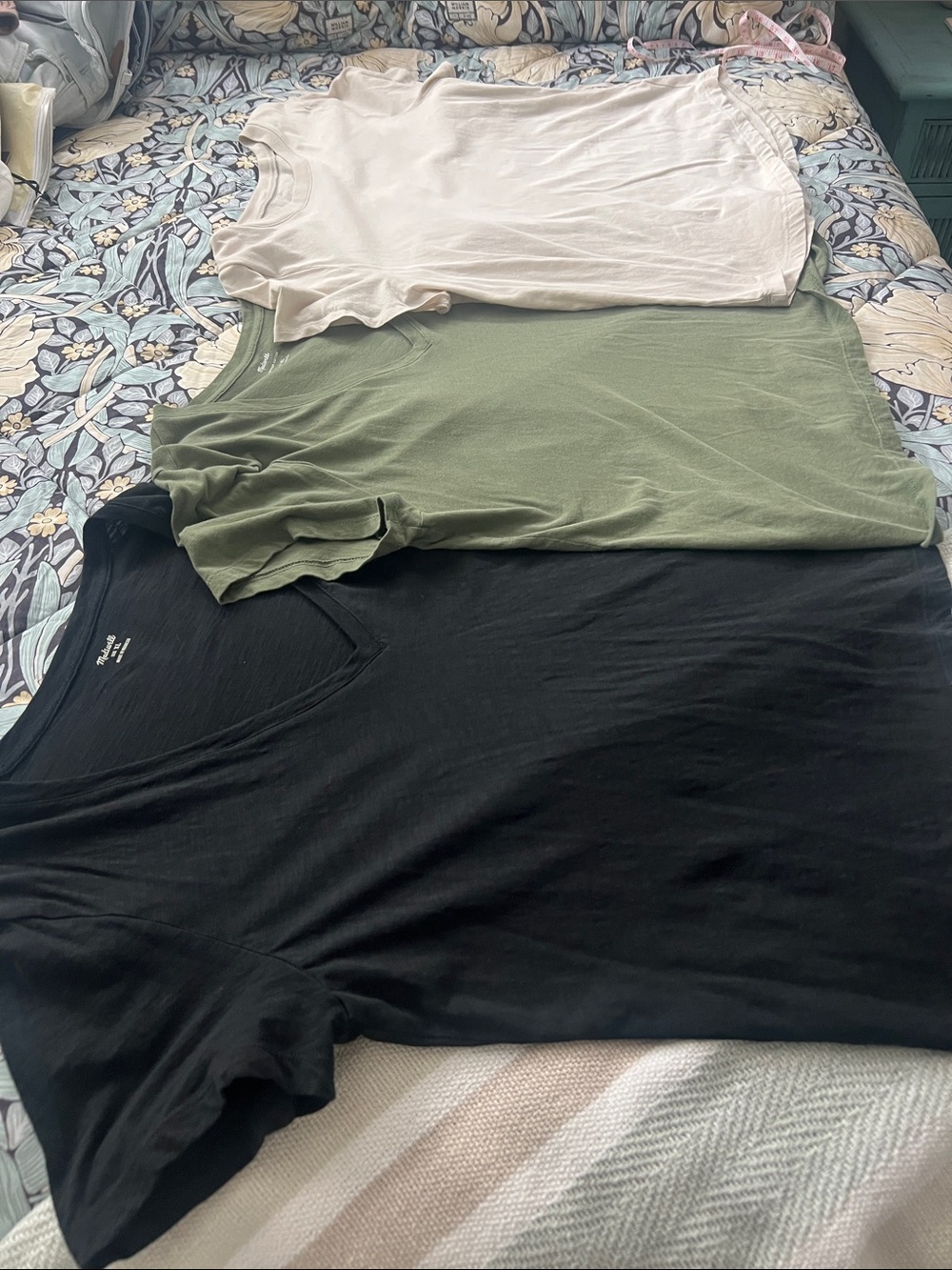 LIKE New Madewell T-Shirt Trio - Black, Olive Green, Cream size XL